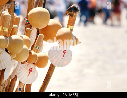 SANTIAGO DE COMPOSTELA, SPANIEN - Juli 2019: Muscheln und Souvenirs für Pilger, die die Pilgerfahrt nach Santiago de Compostela, die spanischen Ziel o Stockfoto