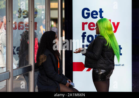 London, Großbritannien. 27. September 2019. Machen Sie sich bereit für Brexit HM Regierung Werbung an Wartehäuschen. Stockfoto