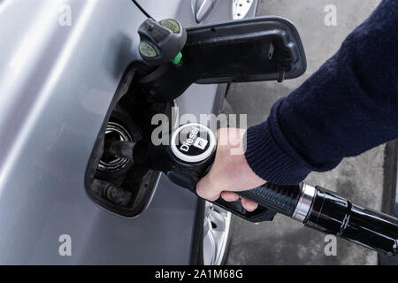 Hand, Diesel Düse für Auto tanken an der Tankstelle. Kraftstoffpumpe Stockfoto