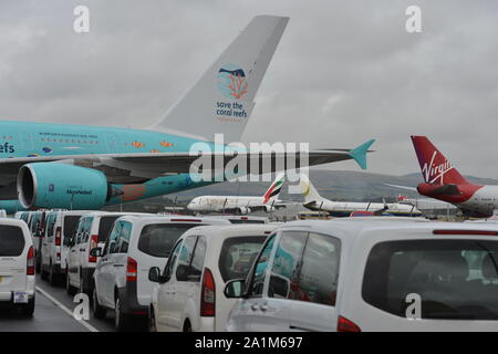 Glasgow, UK. 27. September 2019. Nach der unmittelbaren Auswirkungen der eingestürzten Reiseveranstalter Thomas Cook, Betrieb das Matterhorn ist noch in vollem Gange in Glasgow Flughafen. Die geerdete und beschlagnahmt Thomas Cook Flugzeuge an einem ruhigeren Teil des Flugplatzes verschoben weg für den Wide Body Flotte für den Betrieb Matterhorn erforderlich zu machen. Credit: Colin Fisher/Alamy leben Nachrichten Stockfoto