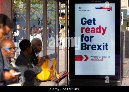 London, Großbritannien. 27. September 2019. Machen Sie sich bereit für Brexit HM Regierung Werbung an Wartehäuschen. Stockfoto