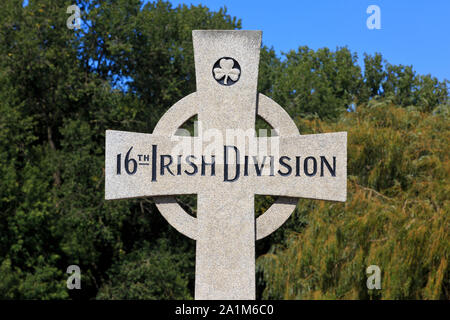 Keltisches Kreuz zum Gedenken an den 16. (Irish) Abteilung, die das Dorf von wijtschate am 7. Juni 1917 bei Wytschaete Soldatenfriedhof erfasst Stockfoto