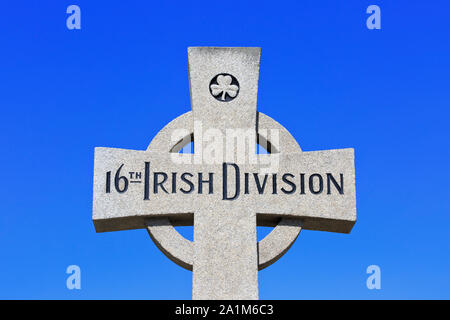 Keltisches Kreuz zum Gedenken an den 16. (Irish) Abteilung, die das Dorf von wijtschate am 7. Juni 1917 bei Wytschaete Soldatenfriedhof erfasst Stockfoto