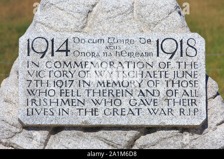 Nahaufnahme der Gedenktafel am Fuße der keltischen Kreuz für die 16 (Irisch) Division bei Wytschaete Soldatenfriedhof Stockfoto