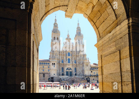 SANTIAGO DE COMPOSTELA, SPANIEN - Juli 2019: Touristen und Pilger, die sich in der Nähe der Kathedrale von Santiago de Compostela, berühmte spanische Stadt am Ende von Camin Stockfoto