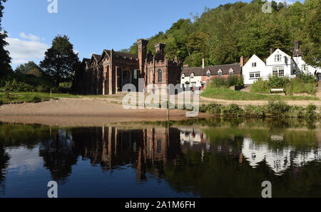 Das Museum der Schlucht auch bekannt als die gotische Lager entlang des Flusses Severn in Ironbridge, Shropshire, England, Großbritannien Stockfoto