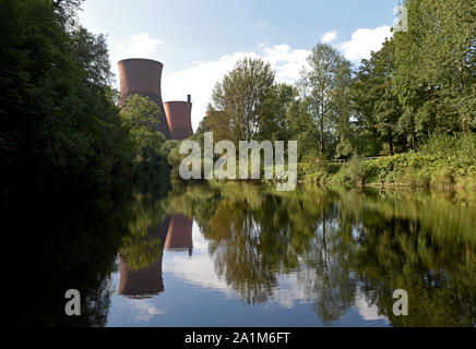 Ironbridge Kraftwerks Kühltürme, spiegelt sich in den Gewässern des Flusses Severn, Shropshire, England, Großbritannien Stockfoto