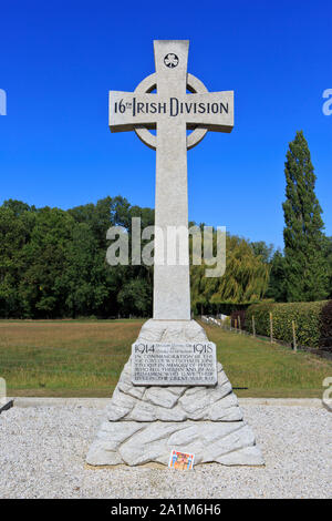 Keltisches Kreuz zum Gedenken an den 16. (Irish) Abteilung, die das Dorf von wijtschate am 7. Juni 1917 bei Wytschaete Soldatenfriedhof erfasst Stockfoto
