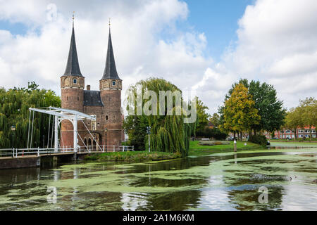 Historische östliche Tor und Zugbrücke über den Kanal in Delft, Niederlande. Dieses Tor bauen um 1400 ist das einzige erhaltene Stadttor von Delft. Stockfoto