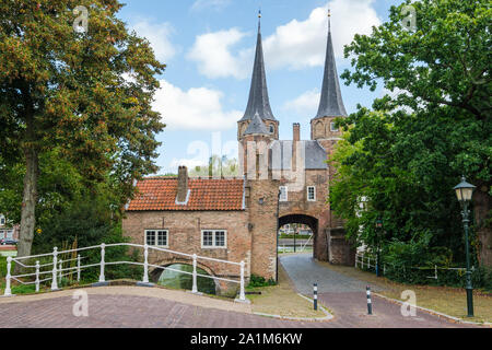 Blick auf das östliche Tor, ein altes Stadttor von Delft, Niederlande. Dieses Tor bauen um 1400 ist das einzige erhaltene Stadttor von Delft. Stockfoto