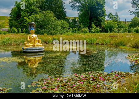 Statue des Buddhistischen Gott nagarjuna in einem Teich am Kagyu Samye Ling Kloster und Tibetischen Zentrum im Eskdalemuir, Dumfries und Galloway, Schottland. Stockfoto