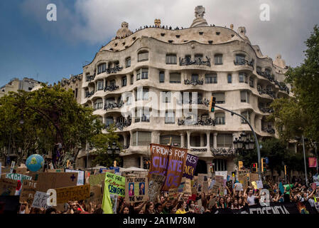 Barcelona, Katalonien, Spanien. 27 Sep, 2019. Personen Banner und Shout Slogans, wie sie März vor La Pedrera Casa Mila oder Gebäude in Barcelona während des Streiks für den Klimawandel als Teil des globalen Klimas. Credit: Jordi Boixareu/ZUMA Draht/Alamy leben Nachrichten Stockfoto