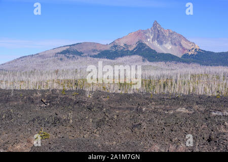 Lava Felder aus der Yapoah Krater, mit weit entfernten Mt. Washington, McKenzie Pass Hwy 242, Oregon, USA Stockfoto