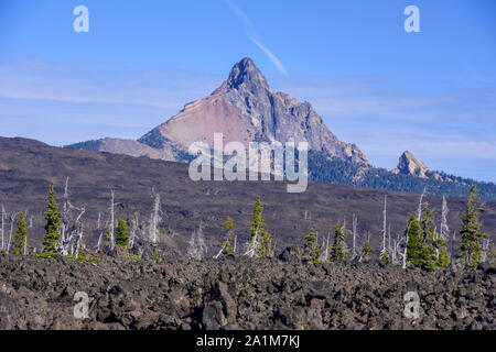 Lava Felder aus der Yapoah Krater, mit weit entfernten Mt. Washington, McKenzie Pass Hwy 242, Oregon, USA Stockfoto