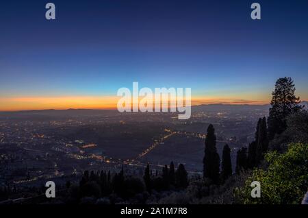 Panorama der Stadt Florenz in der Dämmerung von den Hügeln gesehen Stockfoto