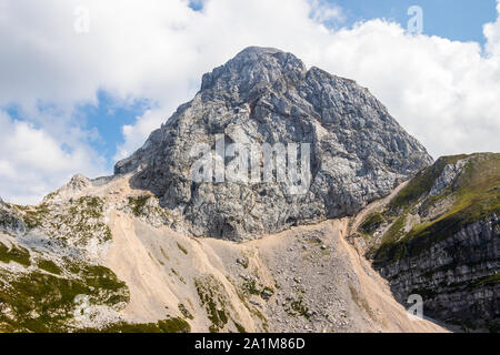 Blick auf den westlichen Wand von Mangart (2677 m), Berg in den Julischen Alpen. Von Mangart Sattel, Mangartsko sedlo. Grenze von Slowenien und Italien. Stockfoto