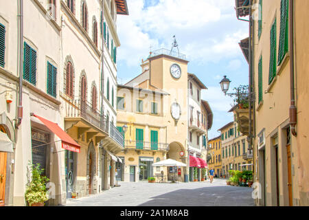 In San Casciano in Val di Pesa - Italien - Juli 2019 historicall-Straße im Zentrum der Stadt in der Region Chianti Stockfoto