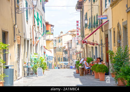 In San Casciano in Val di Pesa - Italien - Juli 2019 historicall-Straße im Zentrum der Stadt in der Region Chianti Stockfoto