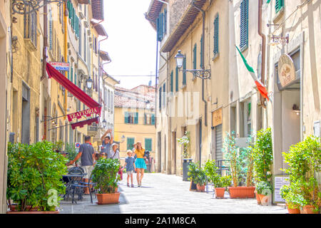 In San Casciano in Val di Pesa - Italien - Juli 2019 historicall-Straße im Zentrum der Stadt in der Region Chianti Stockfoto