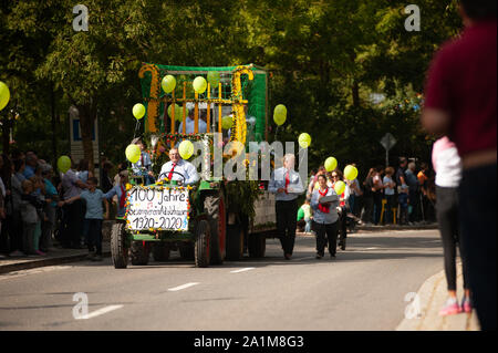 Deutschland, Niederstetten, Baden Württemberg. September 2019. Die traditionelle Parade als Teil der herbstlichen Ernte Fest, in Deutsch: Herbstfest. Traktor von Si Stockfoto