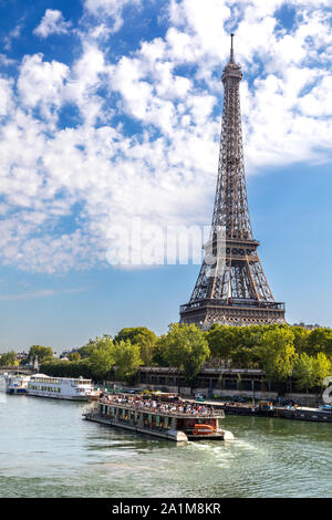 Der Eiffelturm wird vor Ort als „La dame de fer“ (Französisch für „Eiserne Dame“) und Boote auf der seine in Paris, Frankreich, bezeichnet Stockfoto