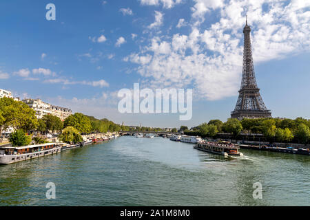 Der Eiffelturm wird vor Ort als „La dame de fer“ (Französisch für „Eiserne Dame“) und Boote auf der seine in Paris, Frankreich, bezeichnet Stockfoto