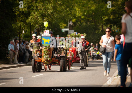 Deutschland, Niederstetten, Baden Württemberg. September 2019. Die traditionelle Ernte Fest, in Deutsch: Herbstfest. Eingerichtete historische Feuerwehrmann Schlepper f Stockfoto