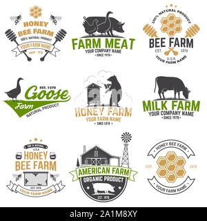 American Farm und Honey Bee Farm Abzeichen oder Label. Vektor. Vintage Typografie Design mit Biene, honigwabe Stück, Hive, Huhn, Schwein, Kuh und Bauernhof Silhouette. Elemente auf das Thema farm Business. Stock Vektor