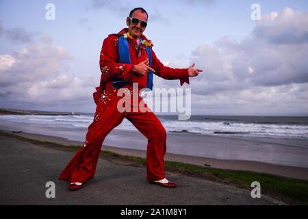 Porthcawl, Wales, UK. Freitag 27. September 2019. Elvis, Ken Francis von Mountain Ash dargestellt während der jährlichen Elvis Festival in Porthcawl in South Wales. Die Veranstaltung sieht, Tausende von Menschen in der Stadt am Meer hinab an dem größten Elvis Festival seiner Art in Europa zu nehmen, das Leben und die Musik des Königs zu feiern. Es gibt über 100 Veranstaltungen in 20 Orten rund um die Stadt mit Live-shows und Kostüm Wettbewerbe. Credit: Robert Melen/Alamy leben Nachrichten Stockfoto