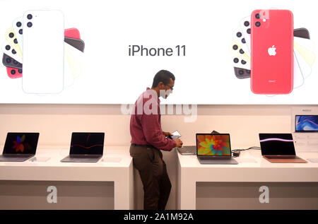 Kolkata, West Bengal, Indien. 27 Sep, 2019. Ein Demonstrator prüft die Spezifikation der neu lancierte Apple Telefon an ein Einkaufszentrum in Kalkutta. Apple iPhone 11 Smartphone offiziell in Indien gestartet. Credit: Avishek Das/SOPA Images/ZUMA Draht/Alamy leben Nachrichten Stockfoto