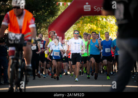 Deutschland, Baden Württemberg, Niederstetten. September 2019. Start der 10-km-Lauf, Teil von Harvest Festival, in Deutsch: Herbstfest Lauf Stockfoto