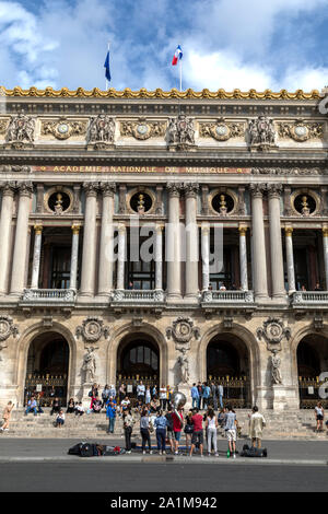 Der Pariser Oper oder Palais Garnier, Place de l'Opéra, Paris, Frankreich mit einer Band vor. Stockfoto