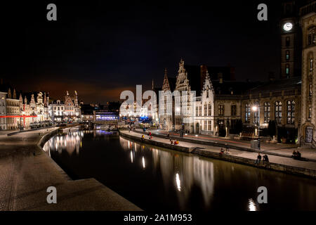 Blick auf berühmte Graslei im historischen Stadtzentrum von Ghent bei Nacht beleuchtet mit Fluss Leie, Region Flandern, Belgien Stockfoto