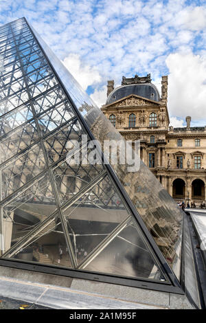 Glaspyramide und der Louvre, Paris, Frankreich Stockfoto