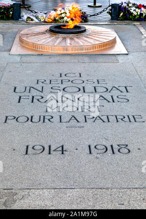 Grabmal des Unbekannten Soldaten die ewige Flamme am Arc de Triomphe, Paris, Frankreich Stockfoto