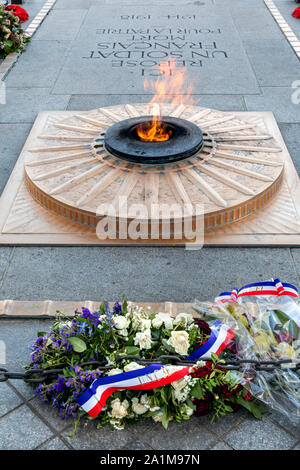 Grabmal des Unbekannten Soldaten die ewige Flamme am Arc de Triomphe, Paris, Frankreich Stockfoto