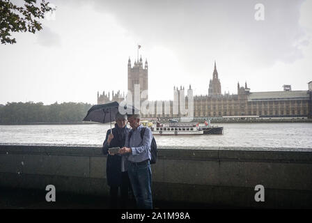 London, Vereinigtes Königreich. 27 Sep, 2019. London, Großbritannien. 27. SEPTEMBER, UK WETTER. Heavy Rain brach auf die Westminster Bridge an diesem Nachmittag. Foto von (Ioannis Alexopolos/Alamy Live News). Stockfoto