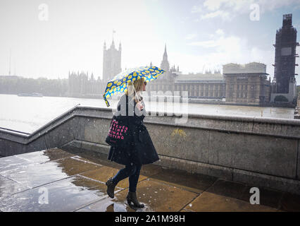 London, Vereinigtes Königreich. 27 Sep, 2019. London, Großbritannien. 27. SEPTEMBER, UK WETTER. Heavy Rain brach auf die Westminster Bridge an diesem Nachmittag. Foto von (Ioannis Alexopolos/Alamy Live News). Stockfoto