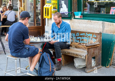 Brust Spieler außerhalb des Shakespeare und Company Book Shop, Paris, Frankreich. Stockfoto