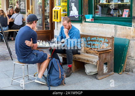 Brust Spieler außerhalb des Shakespeare und Company Book Shop, Paris, Frankreich. Stockfoto