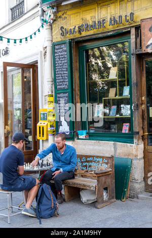 Brust Spieler außerhalb des Shakespeare und Company Book Shop, Paris, Frankreich. Stockfoto