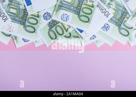 Euro cash auf einem Lila, Lila und Rosa Hintergrund. Euro Banknoten Geld. Euro Geld. Euro Rechnung. Für text Stockfoto