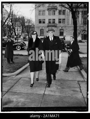 Offizielle Washington beobachtet. Jahrestag der Amtseinführung des Präsidenten. Washington, D.C., März 4. Präsident Franklin D. Roosevelt heute beobachtet der Beginn seiner achten Jahr im Weißen Haus durch die Gottesdienste in der St. John's Episcopal Church. Hier abgebildet sind Sekretär für Landwirtschaft Henry Wallace und Frau Wallace, der unter den vielen angesehenen Personen waren anwesend Stockfoto