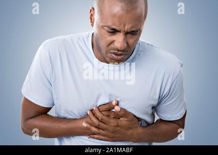 Mann umklammerte seine Brust Schmerzen. Stockfoto