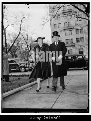 Die Beamten ehren Präsident 7. Jahr im Weißen Haus. Washington, D.C., 4. März Präsident Roosevelt beginnt sein achtes Jahr im Weißen Haus heute. In der Jahrestag seiner Eröffnung der Präsident besucht Dienstleistungen an der St. John's Episcopal Church. Kongressmitglieder, Mitglieder des Kabinetts und intimates trat der Präsident im Gebet. Sekretär des Krieges Harry Woodring und Frau Woodring sind hier dargestellt, wie Sie die Services an Stockfoto