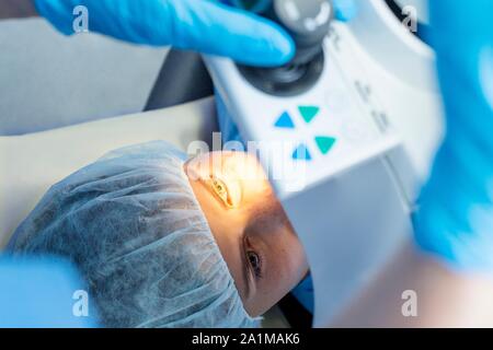 Patienten, die sich einer Laser Auge Chirurgie. Stockfoto