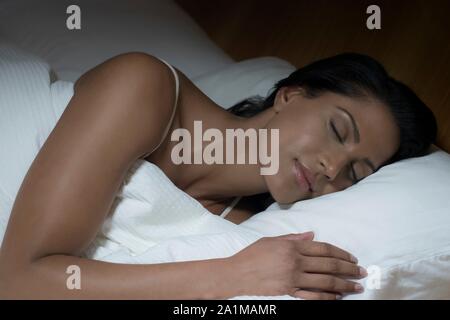 Frau im Bett schläft. Stockfoto