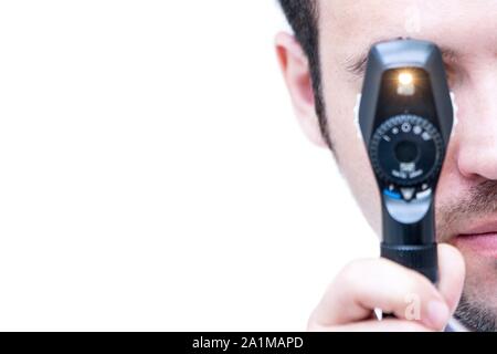 Auge Prüfung. Augenarzt durch einen Ophthalmoscope, Auge des Patienten zu untersuchen. Stockfoto