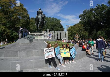 Toronto, Kanada - 27 September 2019: Das Klima Streik zog große Scharen junger Menschen vor der Ontario Parlaments Stockfoto