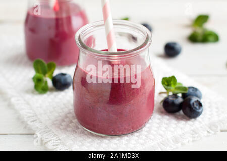 Zwei Gläser von blueberry Smoothie auf weissem Holztisch Stockfoto